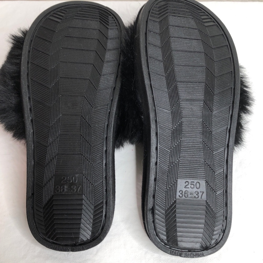 Black furry slippers - women’s size 5/6 -Brand NEW - Picture 5 of 5